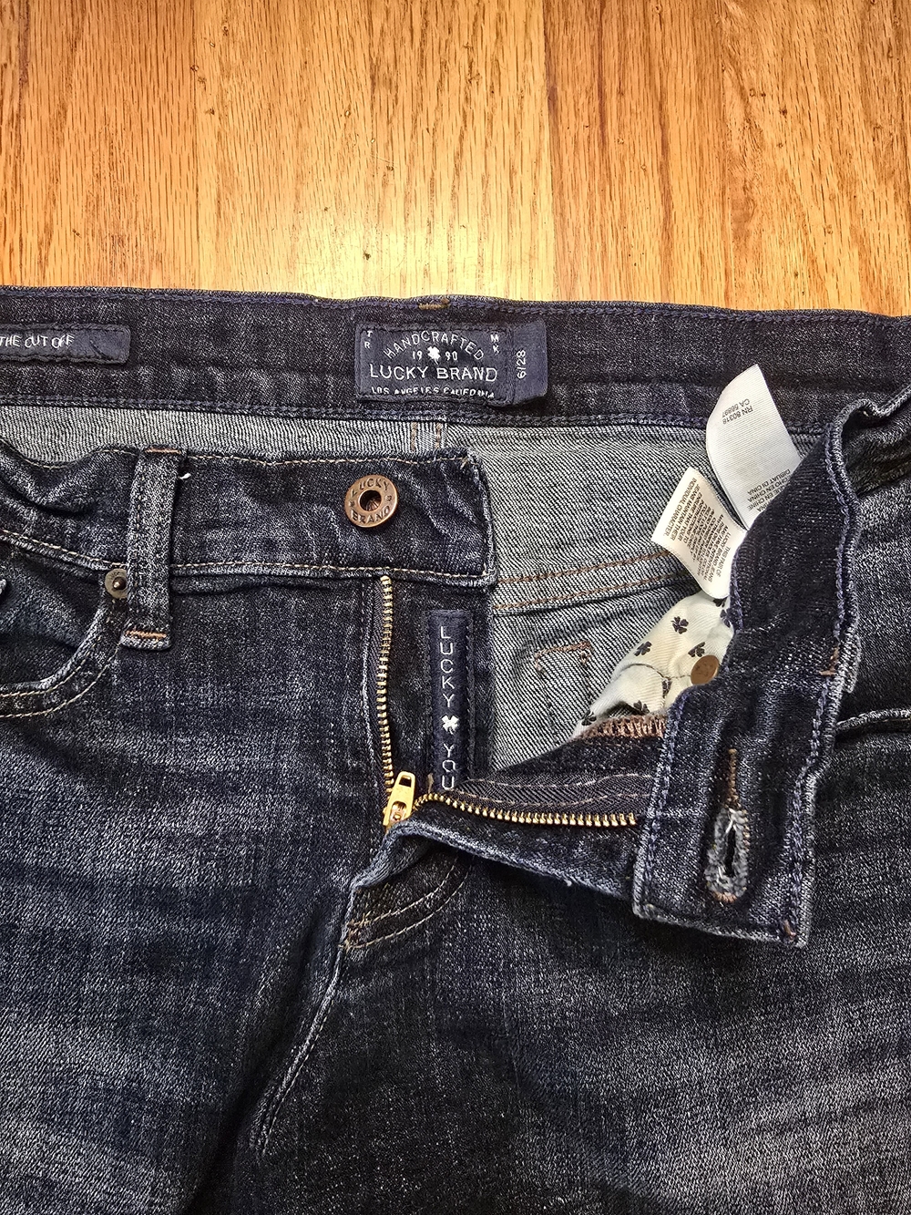 Lucky Brand The Cut Off Denim Shorts Women's Size 6/28 Dark Wash Raw Hem - Picture 3 of 3